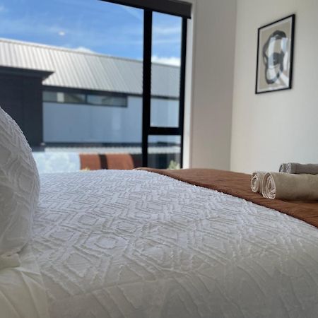 Luxury 2 Bedroom Townhouse Opposite Merivale Mall Крайстчърч Екстериор снимка