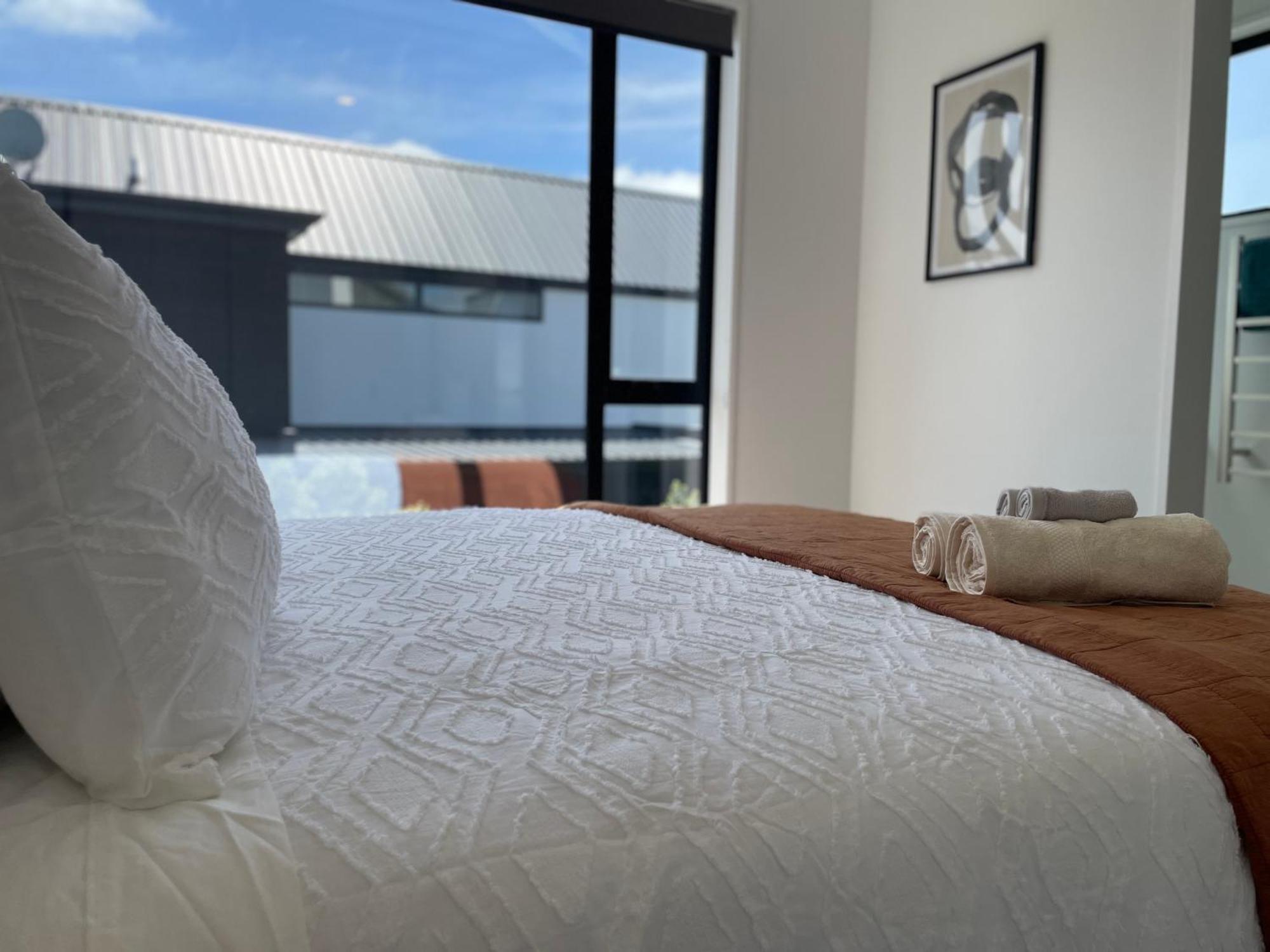 Luxury 2 Bedroom Townhouse Opposite Merivale Mall Крайстчърч Екстериор снимка