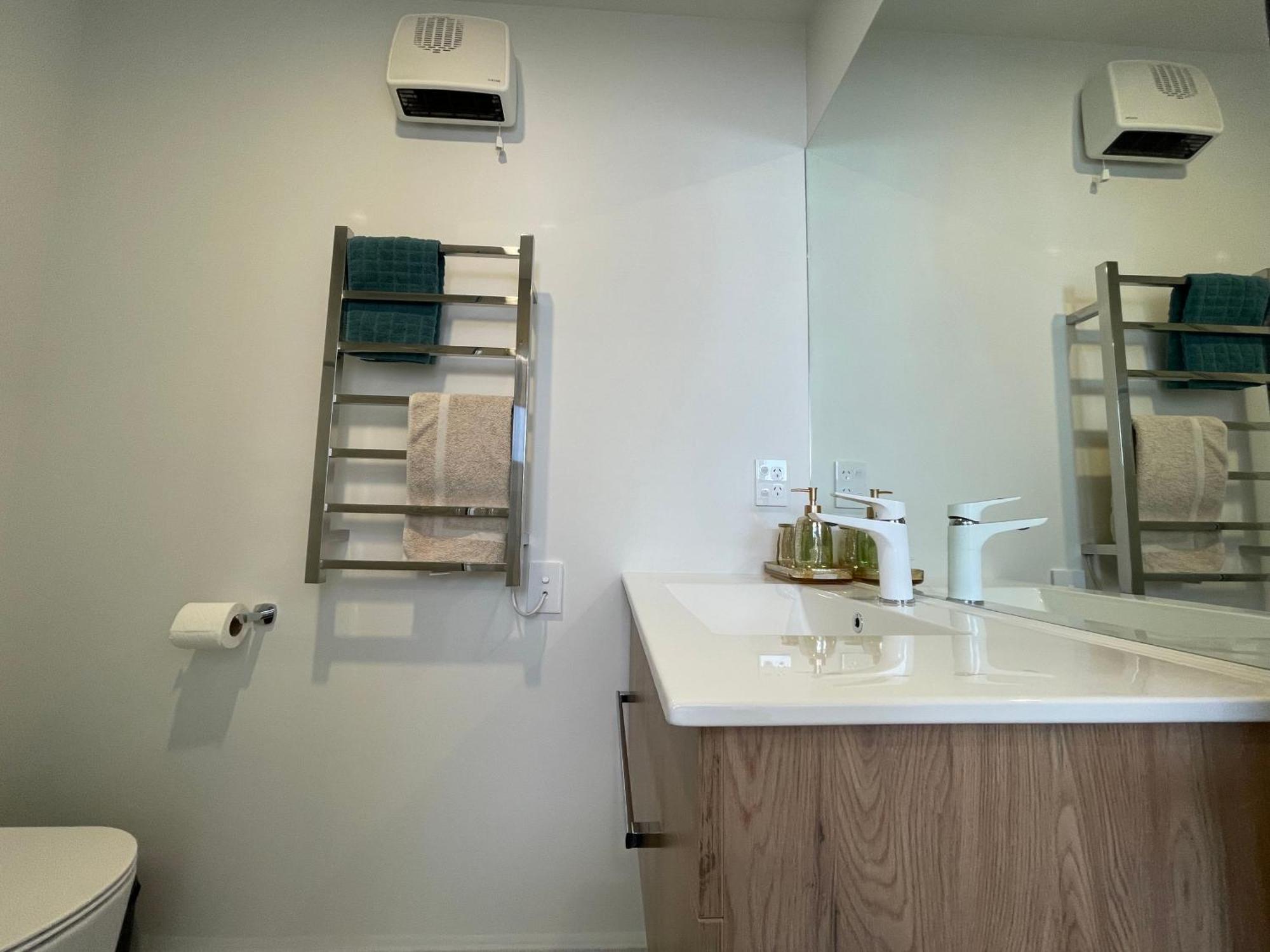 Luxury 2 Bedroom Townhouse Opposite Merivale Mall Крайстчърч Екстериор снимка