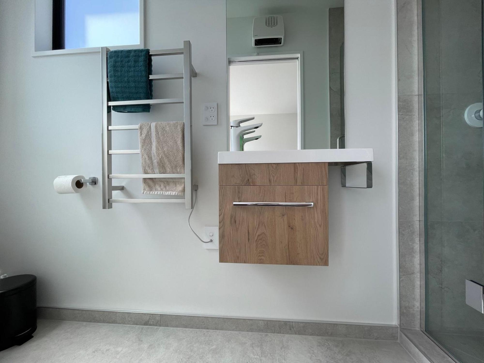 Luxury 2 Bedroom Townhouse Opposite Merivale Mall Крайстчърч Екстериор снимка