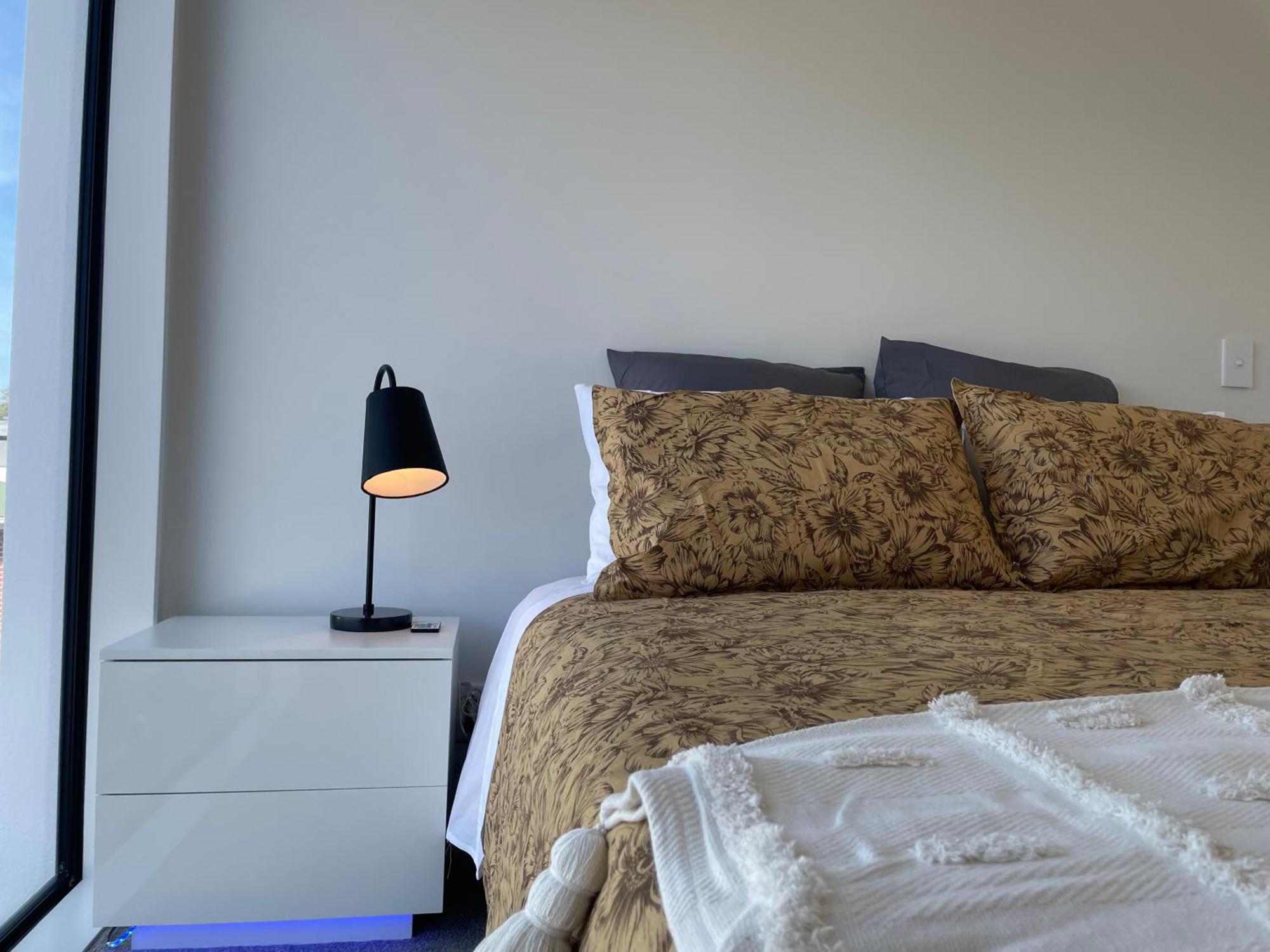 Luxury 2 Bedroom Townhouse Opposite Merivale Mall Крайстчърч Екстериор снимка