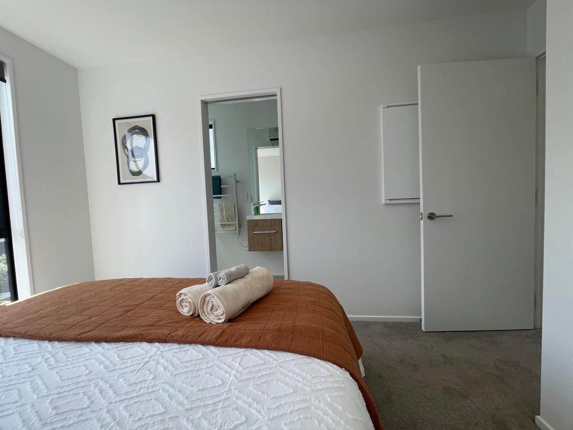 Luxury 2 Bedroom Townhouse Opposite Merivale Mall Крайстчърч Екстериор снимка