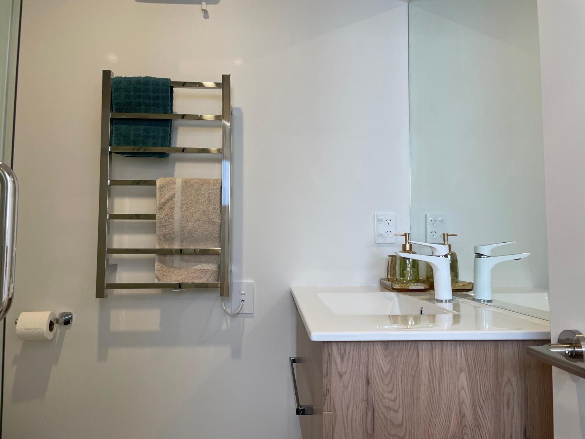 Luxury 2 Bedroom Townhouse Opposite Merivale Mall Крайстчърч Екстериор снимка