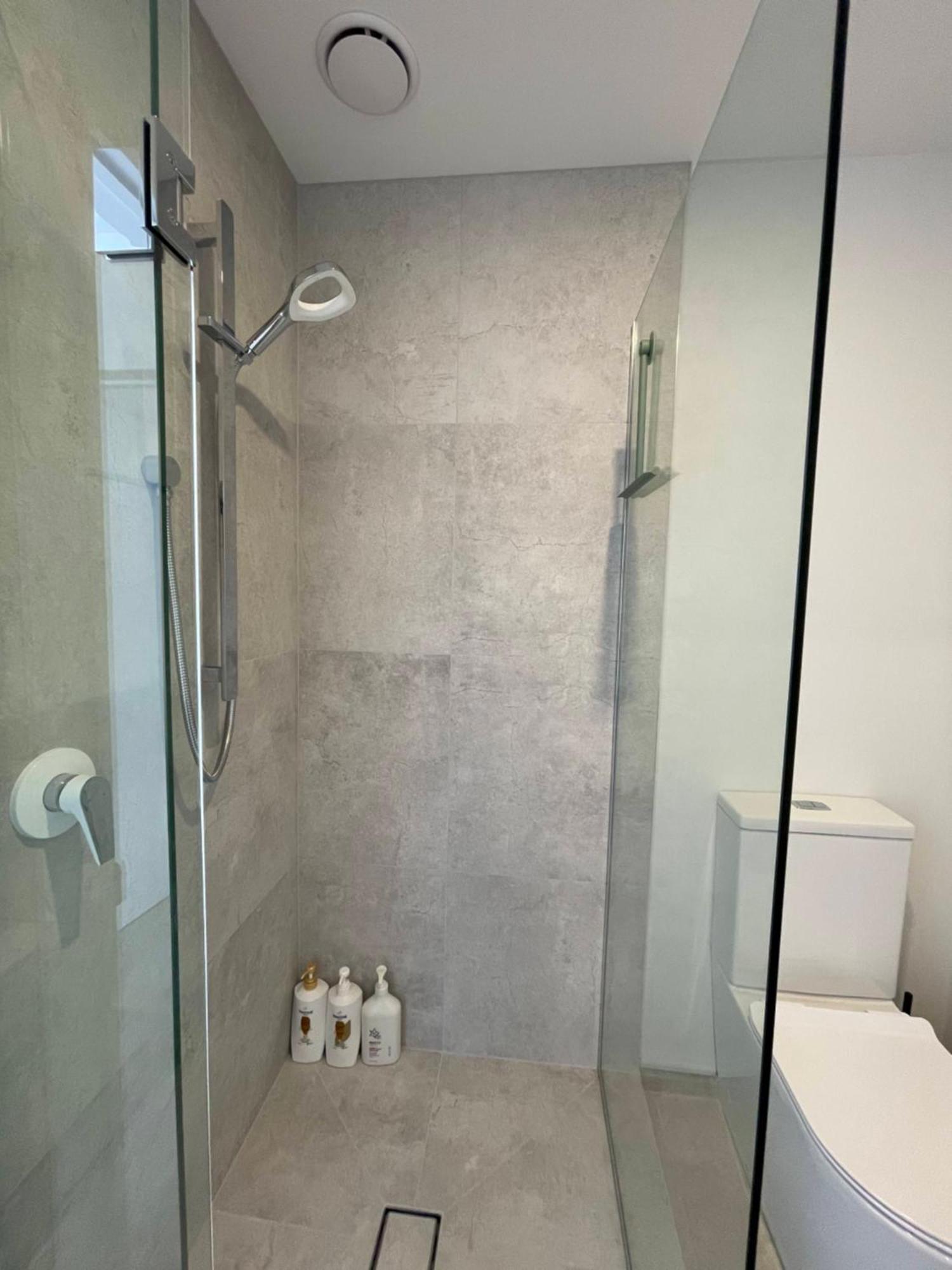 Luxury 2 Bedroom Townhouse Opposite Merivale Mall Крайстчърч Екстериор снимка