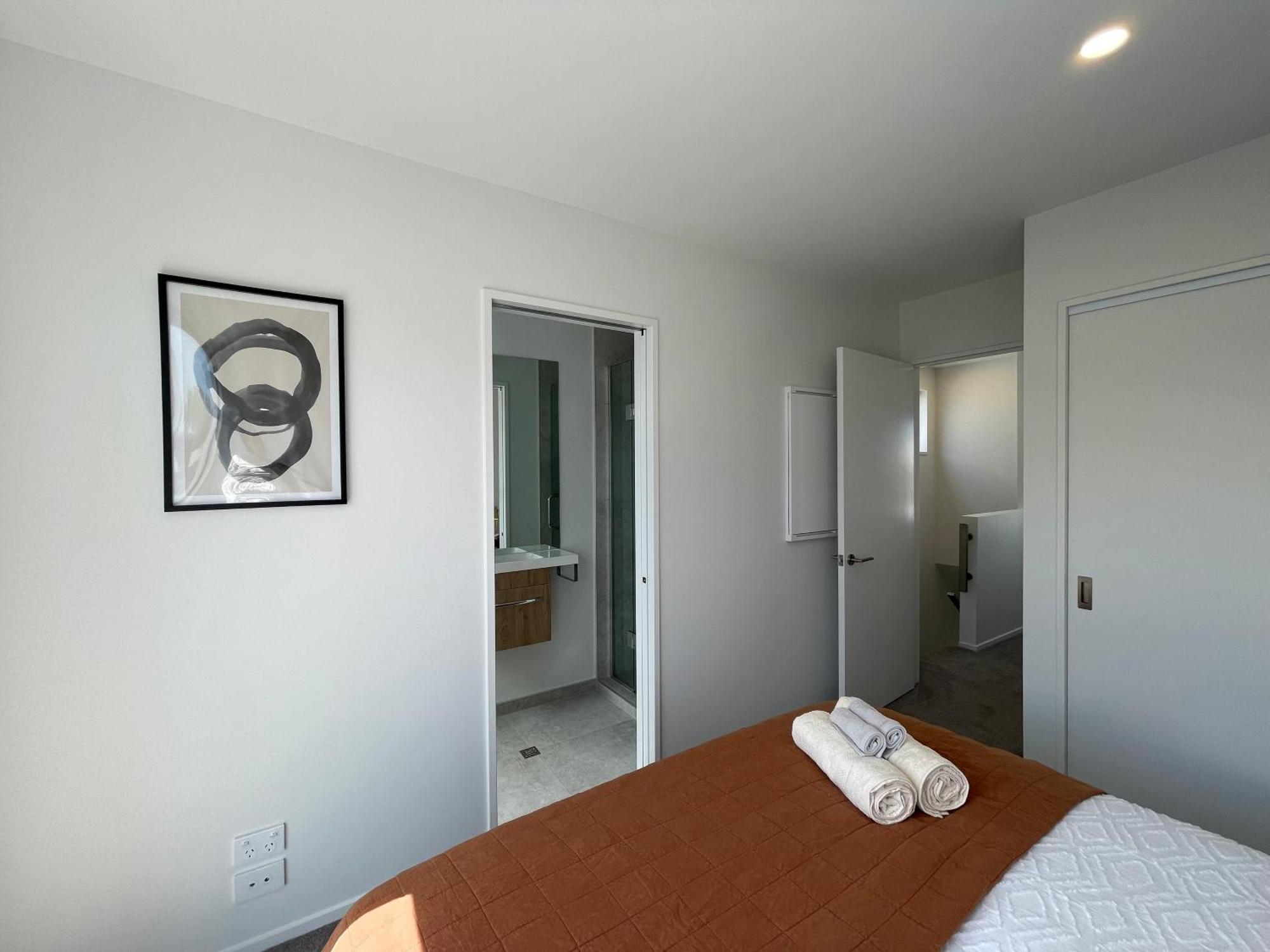 Luxury 2 Bedroom Townhouse Opposite Merivale Mall Крайстчърч Екстериор снимка
