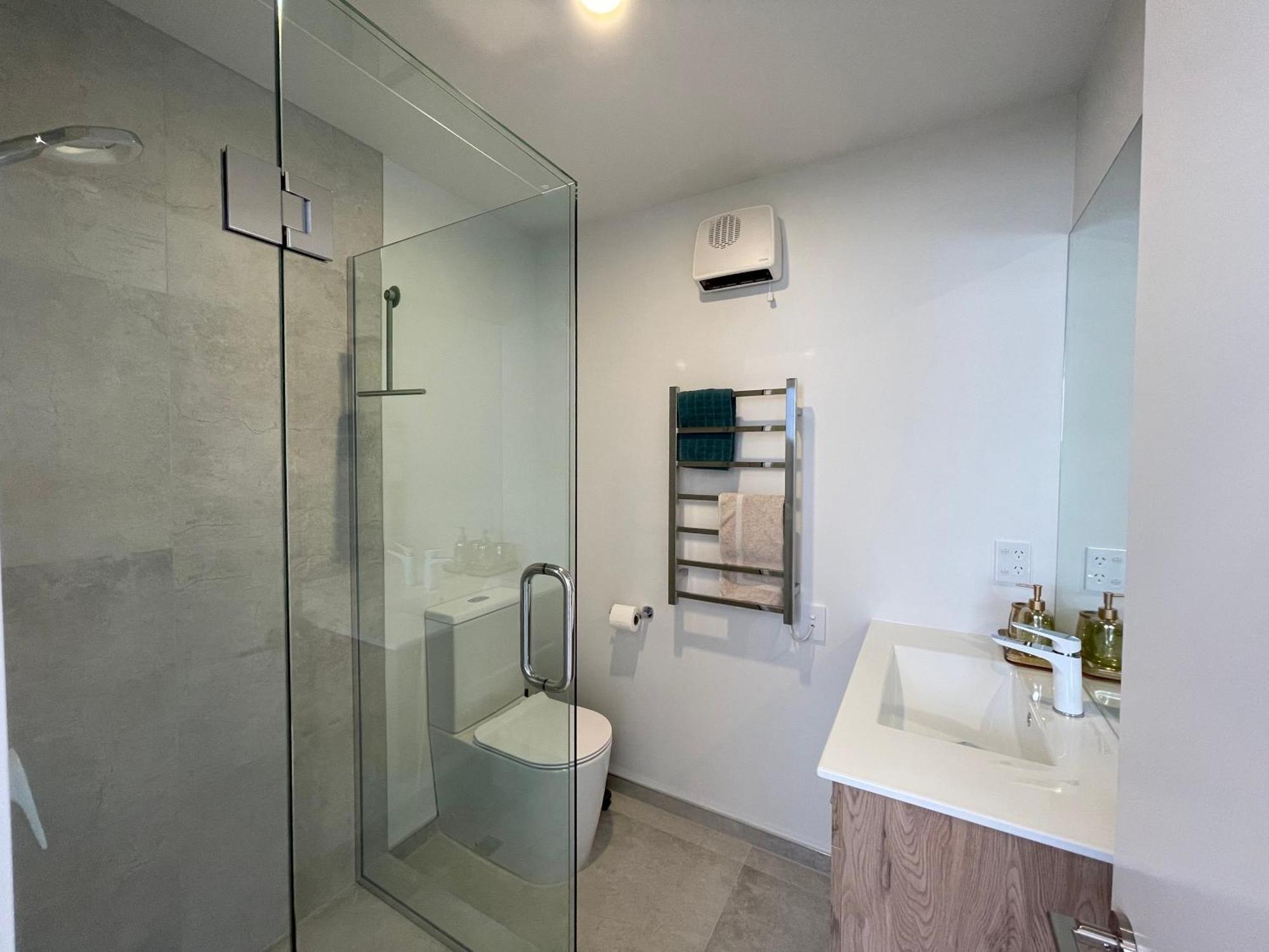 Luxury 2 Bedroom Townhouse Opposite Merivale Mall Крайстчърч Екстериор снимка
