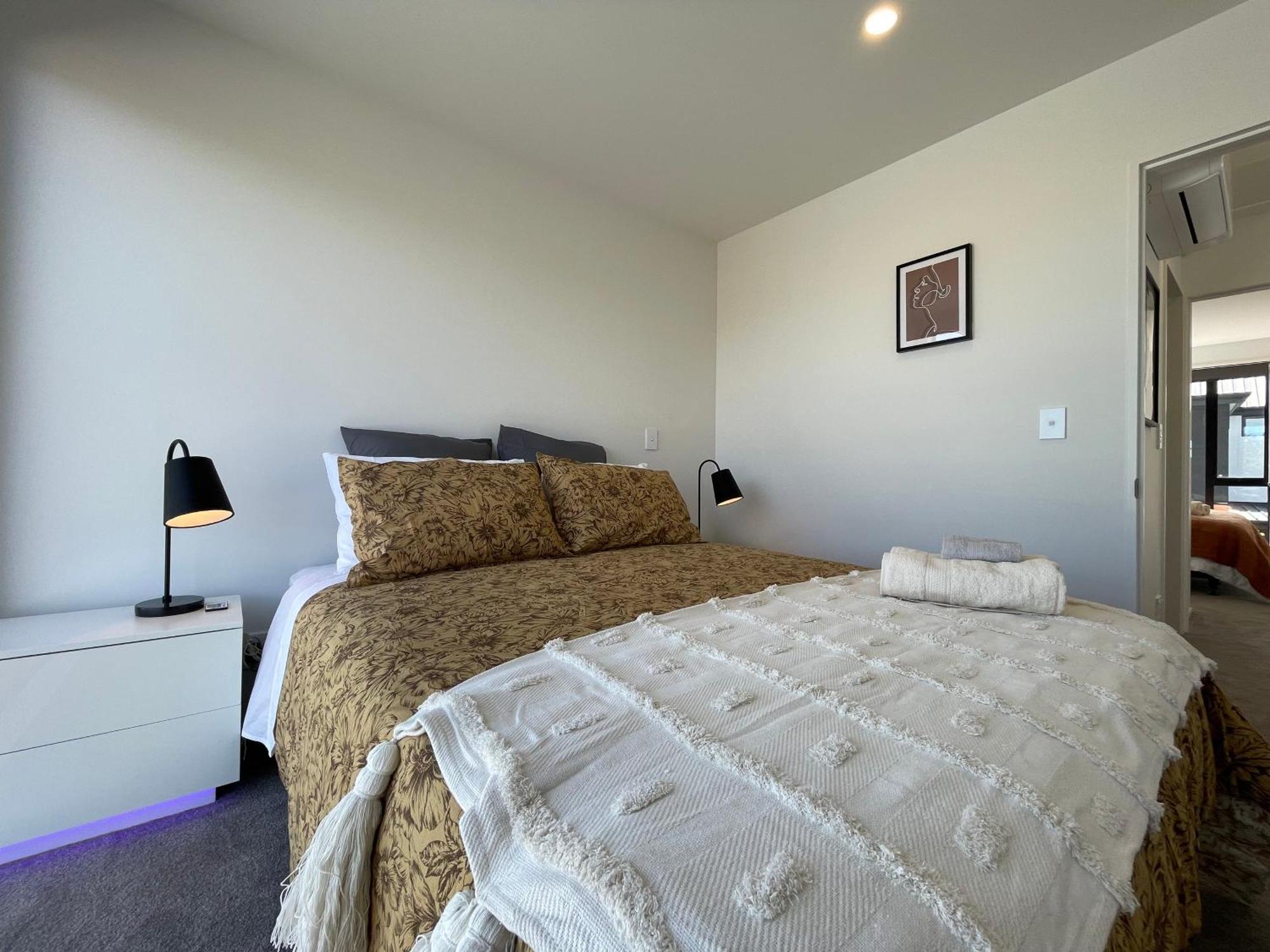 Luxury 2 Bedroom Townhouse Opposite Merivale Mall Крайстчърч Екстериор снимка